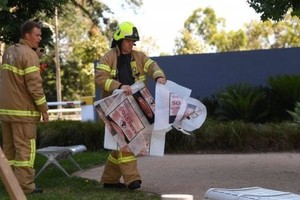 警消單位拾起墨爾本韓國領事館的可疑包裹。（圖源：路透社）