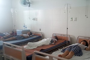 獲送醫院治療的中毒學生。（圖源：維拼）