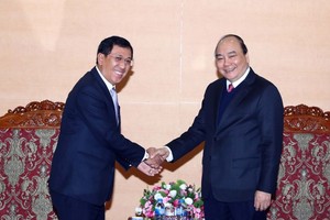 阮春福總理（右）接見老撾央行行長宋賽‧斯法賽。（圖源：統一）