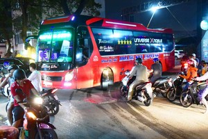 車輛出入新平郡黃花探街19號車場影響流通。