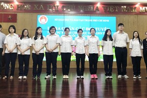 10名華人學生入選華文科考生隊與市領導及培訓華文科 的老師合照。