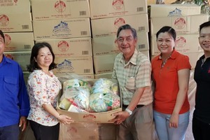 張清山副理事長(中)與各位理事將禮物交給郡紅十字會代表。 