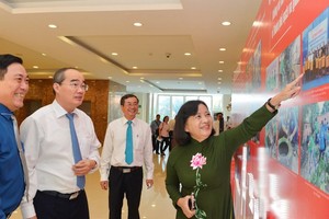 市委書記阮善仁（左二）參觀市委宣教處活動圖片展。