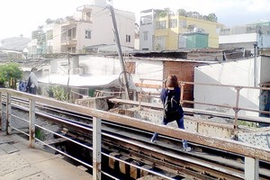 一名年輕女子冒著生命危險待列車駛近時還在鐵軌上玩自拍。