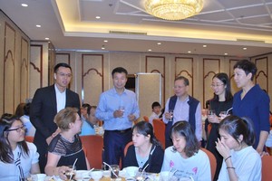 中國西安交大的老師與本市學生交流。