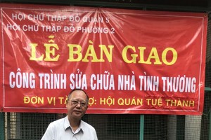 穗城會館代表與戶主 蔡玉(坐者)在屋前留影。