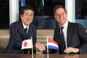 當地時間9日下午，日本首相安倍晉三（左）在荷蘭南部鹿特丹與該國首相呂特舉行會談。（圖源：共同社）