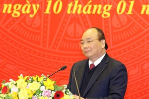 政府總理阮春福在會議上發表講話。（圖源：潘清）