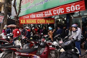 某商店門前掛著兩條引人注目的「大減價」、「存貨瘋狂降價」橫幅。（示意圖源：互聯網）