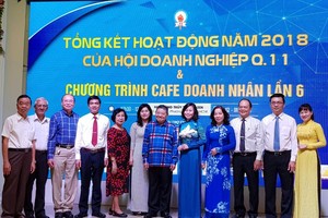 第十一郡領導與郡企業協會正副主席合影。