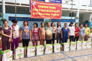 獲贈春節禮物的貧困婦女。