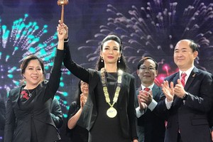 歷屆主席祝賀潘氏玉艷(左二)榮任 2019 年主席。