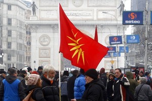 民眾在國會大樓外抗議更改國名。（圖源：AP）