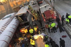 救護隊趕抵現場把傷者移離現場送去救治。（圖源：互聯網）