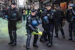 警方在里昂向示威者投擲煙霧彈。（圖源：AP）