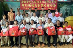 麥氏理事代表向麥氏和何氏長者贈送禮物。