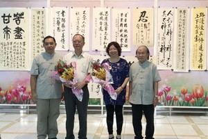 組委會還向穗城會館以及市各少數民族文學藝術協會贈送鮮花致謝。