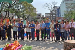 由總會長鄭家福率領全體理事和洪館全體師徒一起上香祭拜師祖和眾神。