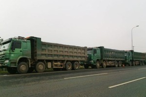 去年逾萬起違規工程及超載車輛被罰。（示意圖源：互聯網）