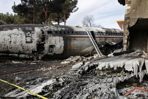 伊朗一架運輸機14日在德黑蘭附近失事現場。（圖源：AFP）