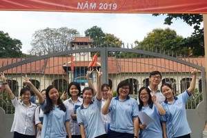 10名獲選參加華文科考試的考生合影。