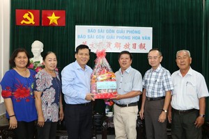 阮玉英主編(左三)接受代表團的賀禮。