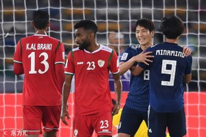 日本隊(藍衣)小勝阿曼隊。