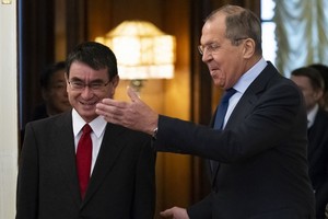 俄羅斯外長拉伕羅夫（右）與日本外相河野太郎（左）進行磋商，正式啟動日俄和平條約締結談判新機制。（圖源：AP）