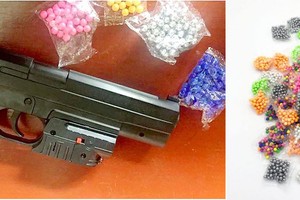 像真槍一樣的塑膠彈槍。