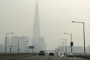 首爾蠶室大橋附近被霧霾籠罩。