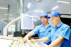 年終獎金較高的消息令7號印刷公司工人非常振奮，安心工作。