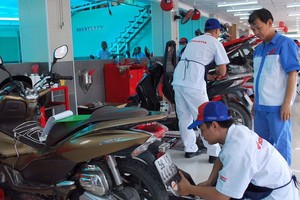 祥源公司為顧客換機油。