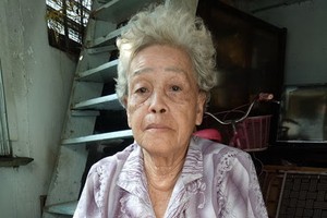 李帶有靠賣彩票自實其力。