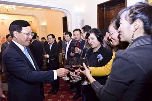 外交部長范平明（左）同與會代表在聚會上碰杯致意。（圖源：阮紅）