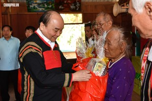 政府總理阮春福親往德農省居足縣心勝鄉女村看望當地居民並贈送春節禮物。（圖源：光孝）