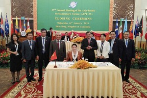 國會主席阮氏金銀（中）簽署2019年暹粒聯合聲明。（圖源：越通社）