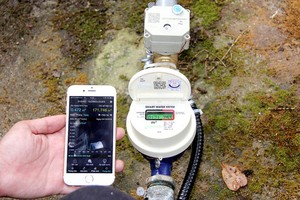 通過智能水錶和手機，用戶可以掌握用水情況。