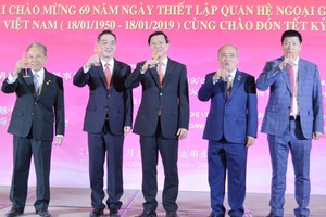 吳總領事(左二)與本市領導為兩國建交 69週年舉杯祝賀。