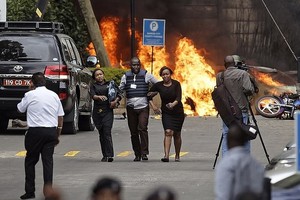 肯尼亞首都內羅畢的爆炸襲擊現場。（圖源：AP）