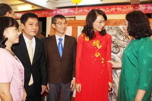 市人委會副主席阮氏秋（左四）會見萬盛發集團領導並表揚該集團積極支持元宵盛會組織經費。