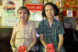 本報社會慈善工作組代表前往探望聚群居6位老人，並向老人家轉贈讀者長期捐助的善款，每位為100萬元。