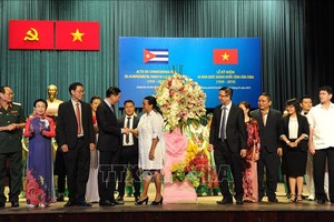 市領導與古巴駐本市總領事英迪拉（前左五）握手祝賀。（圖源：越通社）