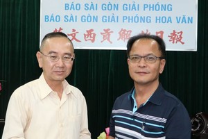 范興主任（左）接受鄭文忠會長捐款。