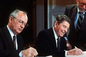 美擬下月２日起暫停履行《中導條約》。圖為戈爾巴喬夫與美國已故總統里根在1987年簽署了具有歷程碑意義的“美國與蘇聯關於銷毀中程和中短程導彈的條約”。（圖源：AFP）