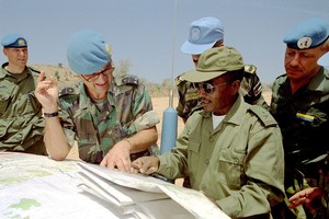 負責監督也門港口城市荷台達停火協議實施的重新部署協調委員會主席，荷蘭退休少將卡馬特（左二）。（圖源：聯合國）