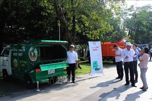 市資源與環境廳向民眾推介生活固體廢棄物就地分類處理的收集工具。（圖源：越通社）