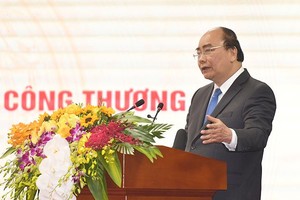 政府總理阮春福在會議上發表講話。（圖源：光孝）