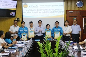 新山一VIAGS公司向拾金不昧的幹部、人員舉行表彰與獎勵儀式。（圖源：明玉）