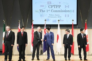 “CPTPP委員會”19日在東京召開首次部長級會議，日本首相安倍晉三（中）到場致意。（圖源：互聯網）