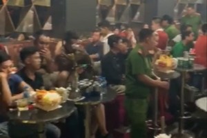 警方突擊檢查東京酒店舞場時的現場一隅。（圖源：志石）